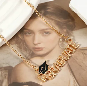 Gouden afstudeerketting met letterhanger en hoed, perfect cadeau voor studenten.