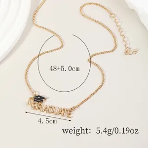 Gedetailleerd overzicht van de afstudeerketting met gouden ketting en hanger.