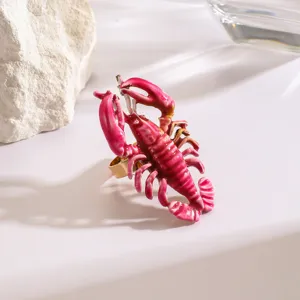 Primo piano di un anello aragosta smaltato rosa, lega dettagliata, accessorio di moda elegante.
