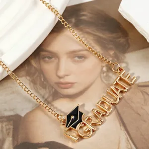 Prachtige gouden afstudeer ketting met letterhanger en muts ontwerp voor studenten geschenken.