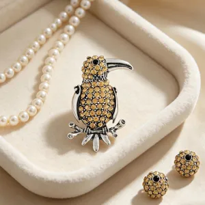 Vintage strass vogel broche met bijpassende oorbellen en parelketting sieraden set