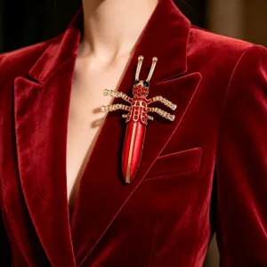 Detail van vintage kristallen insecten broche op rode fluwelen blazer, elegante pak accessoire.