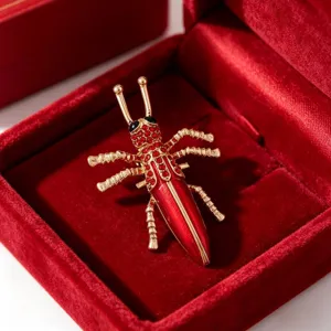 Prachtige retro hofstijl rode stras sprinkhaan broche, creatieve dierlijke pak speld.