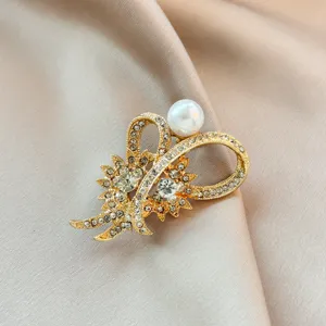 Exquisite rhinestone pearl flower brooch detail, elegant gold metal decorative pin for women.