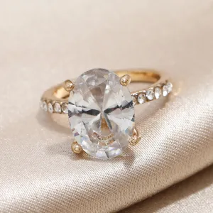 Detaillierte Nahaufnahme eines atemberaubenden oval geschliffenen Ringes mit Zirkoniasteinen.