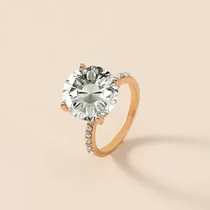 Eleganter roségoldener vergoldeter Ring mit einem funkelnden runden Solitär Zirkonia Stein.
