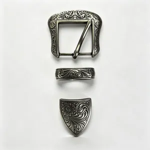 Dettaglio della fibbia per cintura in metallo inciso vintage, accessorio argento raffinato.