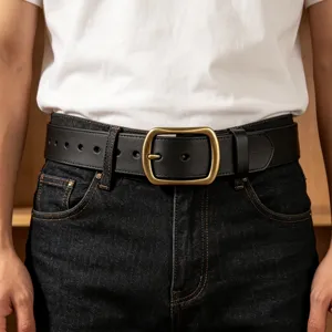Gedetailleerd overzicht van heren retro echt lederen riem met klassieke messing gesp.