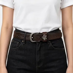 Dettaglio cintura vintage in pelle da donna con decorazione floreale e fibbia in argento