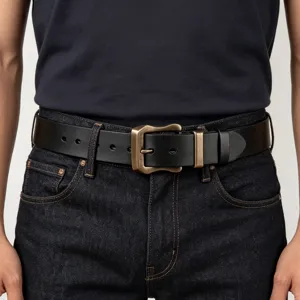 Primer plano detalle de cinturón de hombre de piel vacuna auténtica con hebilla de metal vintage.