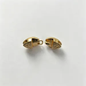 Gouden legering geometrische gesp detailopname, vintage stijl kledingaccessoire.