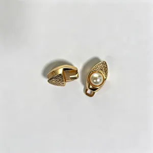 Retro parel legering gesp detail shot, chic gouden geometrisch ontwerp voor stijlvolle riem.