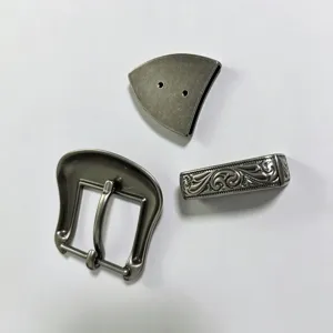 Set di fibbia per cintura in metallo argentato vintage tre pezzi con incisione stile