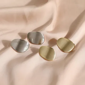 Boucles d'oreilles minimalistes géométriques en métal brossé, finitions or et argent