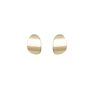 Boucles d'oreilles puces géométriques dorées avec une élégante finition métal brossé