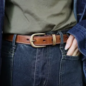 Primo piano dettagliato di cintura in pelle marrone vintage con fibbia ad ardiglione.