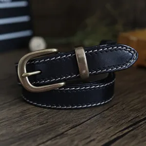 Primo piano dettagliato della cintura donna in vera pelle vintage con fibbia in ottone retrò.