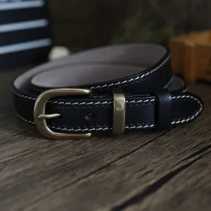 Cintura in vera pelle da donna con fibbia in ottone vintage e cuciture a contrasto.