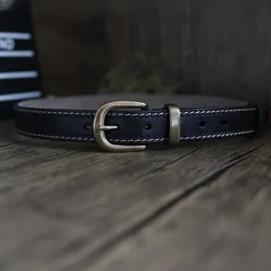 Cintura in pelle retrò da donna con fibbia ad ardiglione in ottone e cuciture.