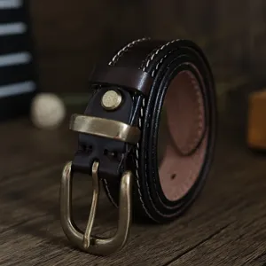 Cintura da donna in pelle marrone vintage con fibbia in ottone e cuciture bianche.