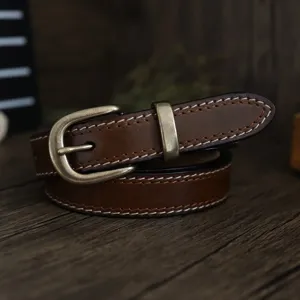Cintura da donna in vera pelle vintage con fibbia ad ardiglione in ottone e cuciture dettagliate.