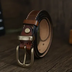 Cintura da donna in vera pelle retrò con fibbia ad ardiglione in ottone, dettaglio ravvicinato.
