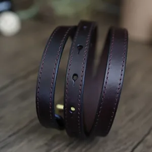 Genuine leather strap slim belt with contrast stitching and keyhole details, vintage style.