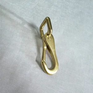 Close-up detail van een duurzame metalen karabijnhaak voor tassen en sleutelhangers hardware.