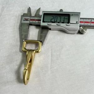 Zinklegering vierkante bodem haak gesp hardware accessoire detailweergave gemeten met schuifmaat.