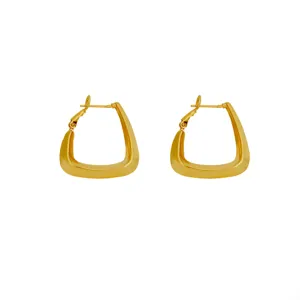 Minimalistische gouden geometrische oorringen met een gladde metalen afwerking