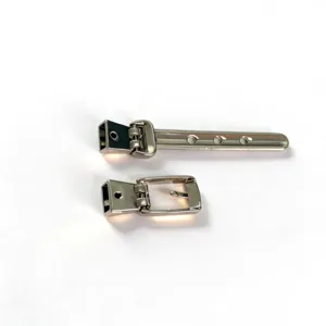 Détail de boucle de ceinture en métal avec ardillon argenté et composants à ressort.