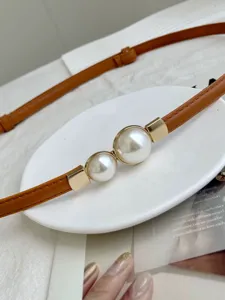 Elegante smalle tailleceintuur voor dames met een chique dubbele parel metalen gesp.