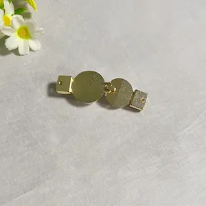 Gouden metalen riemgesp detail, minimalistisch ontwerp perfect voor stijlvolle jurk accessoires.