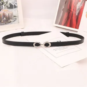 Cinturón fino de cuero negro para mujer con hebilla de doble círculo plateada estilo elegante.