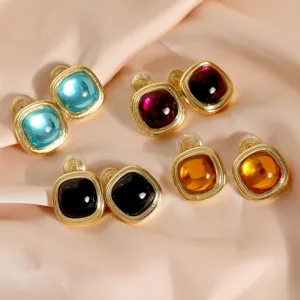 Set aus quadratischen Vintage Harz-Clip-Ohrringen mit Mückenspulen-Clips auf Seide