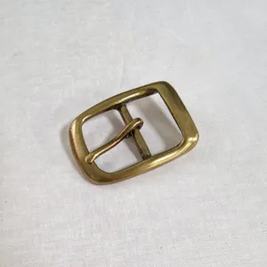Primo piano dettaglio di una fibbia per cintura in metallo vintage accessorio hardware.