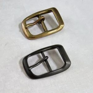 Fibbia per cintura in metallo di ricambio ardiglione accessorio pantaloni uomo dettaglio