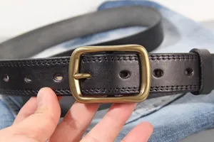 Cintura in vera pelle nera con fibbia ad ardiglione vintage e cuciture, dettaglio.