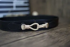 Detailansicht des schwarzen Leder Elastik Taillenguertel fuer Damen mit edlem Gold Haken.