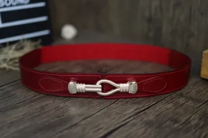 Damen breiter roter elastischer Ledergürtel mit Metallhaken, ideal für Kleider und Mäntel.