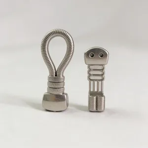 Metalen legering DIY kledingconnector hardware detailopname, glanzend gepolijst oppervlak.