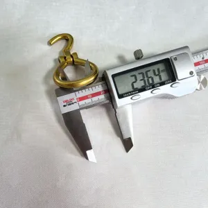 Primer plano detallado del gancho de cierre de marinero en aleación de zinc vintage.
