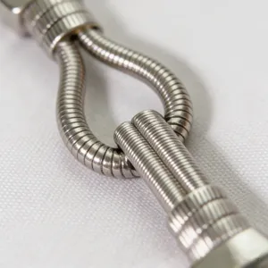 Close-up detail van zilveren metalen veer verbindingsgesp accessoire voor modekleding.