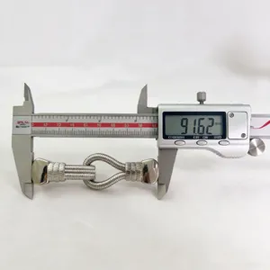 Gedetailleerd overzicht van de metalen koppelingsgesp met een precieze meting.