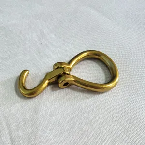 Primer plano detalle gancho marinero de metal latón accesorio para bolsos.