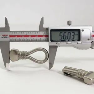Detail van metalen legering verbinding gesp met digitale schuifmaat en exacte maat.