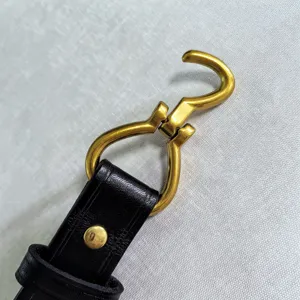 Mosquetón de marinero de aleación de zinc con correa de cuero negro, accesorio de bolso.