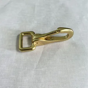 Gouden metalen drukknoop-karabijnhaak voor tassen, sleutelhangers en accessoires.