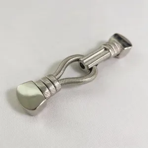 Detail van de metalen veerkoppeling met flexibele slangketting en gepolijste uiteinden.