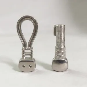 Detailopname van zilveren legering verbindingsgespen, duurzame hardware voor kleding.